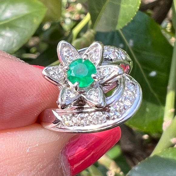 VINTAGE 14K WHITE GOOD EMERALD & DIAMOND FLOWER COCKTAIL RING FABULOUS FEMININE - Picture 7 of 16